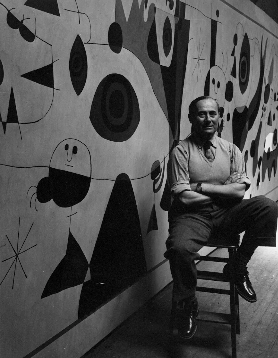Joan Mir&oacute; a l&rsquo;estudi de Carl Holty, davant la pintura mural per al Terrace Plaza Hotel de Cincinnati. Nova York, 1947. 