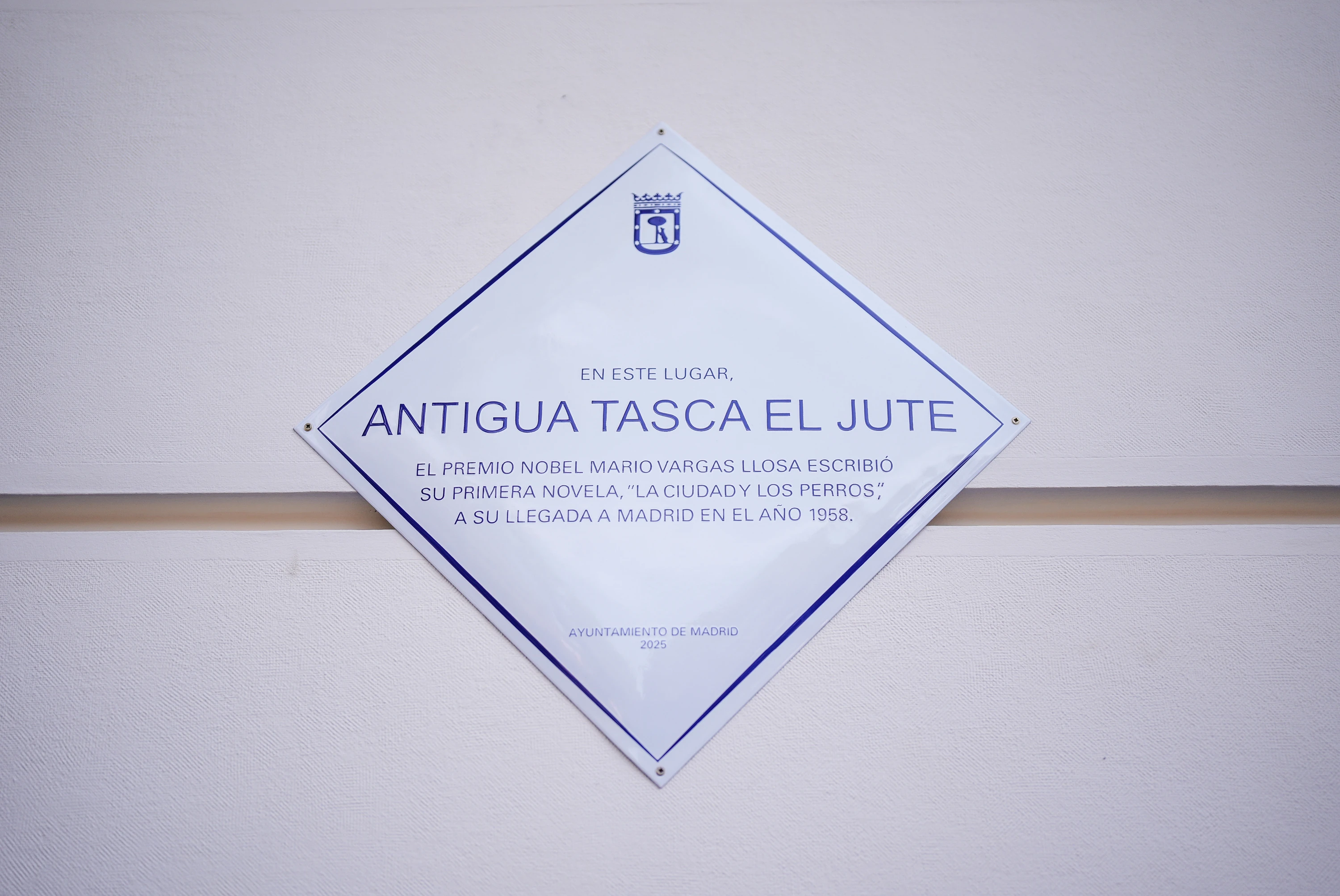 Placa en homenaje a Mario Vargas Llosa. Ayuntamiento de Madrid