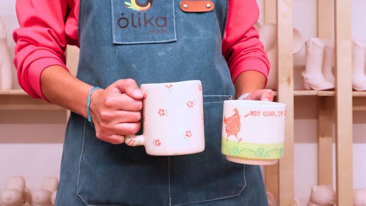 Tazas de cerámica pintadas en Ólika Studio