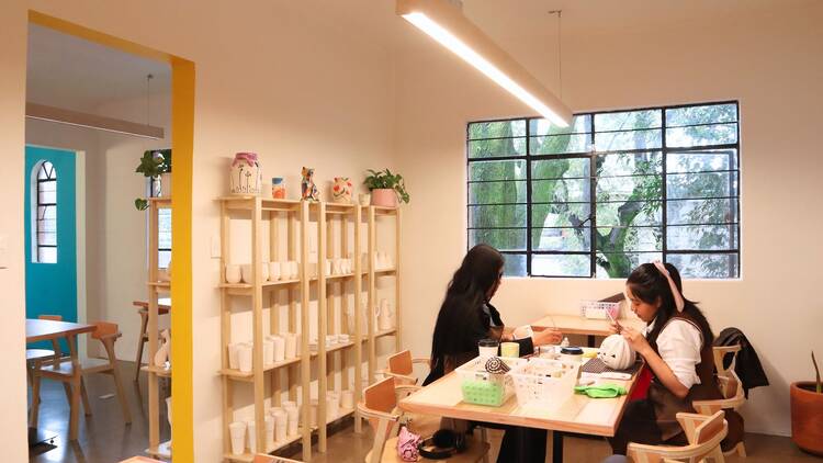 Amigas pintando cerámica en Ólika Studio