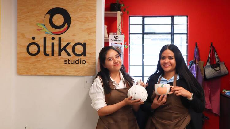 Amigas pintando cerámica en Ólika Studio