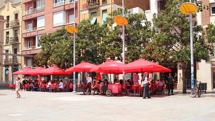 El terraceo se viste de rojo