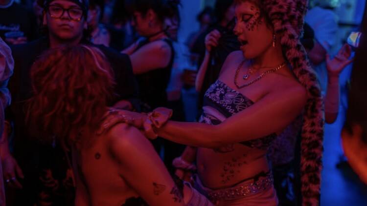 Noche de Pesadilla en Club Amok