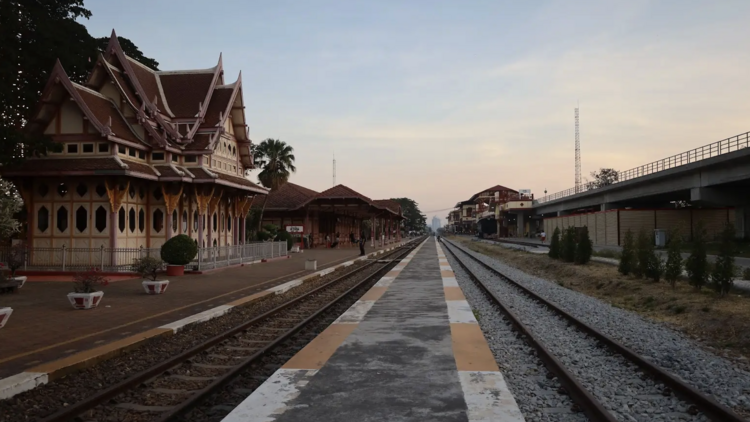 The Sundowner (Krung Thep Aphiwat Central Terminal to Hua Hin) The Sundowner (Krung Thep Aphiwat Central Terminal to Hua Hin)