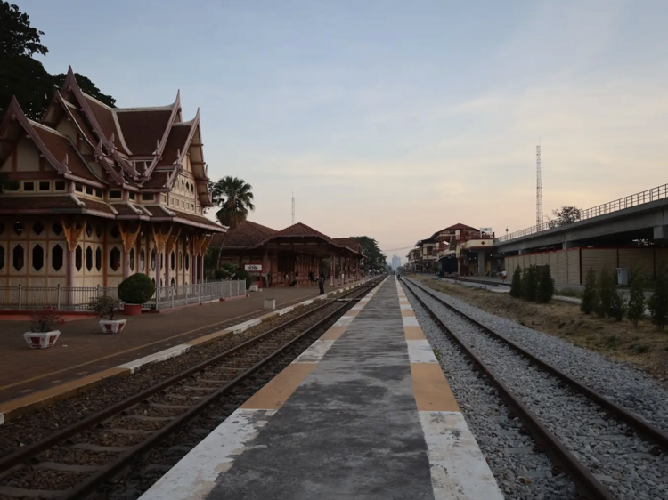 The Sundowner (Krung Thep Aphiwat Central Terminal to Hua Hin) The Sundowner (Krung Thep Aphiwat Central Terminal to Hua Hin)