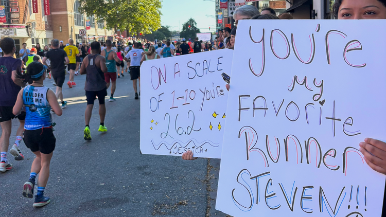 Spectators at the Chicago Marathon 2025. 