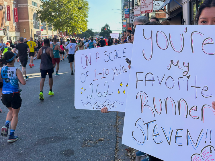 The best—and funniest—signs at the Chicago Marathon 2025