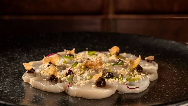 Crudo di capesante, aglio nero e alici (Crudo de vieiras, purê de alho negro e crocante de anchova) 