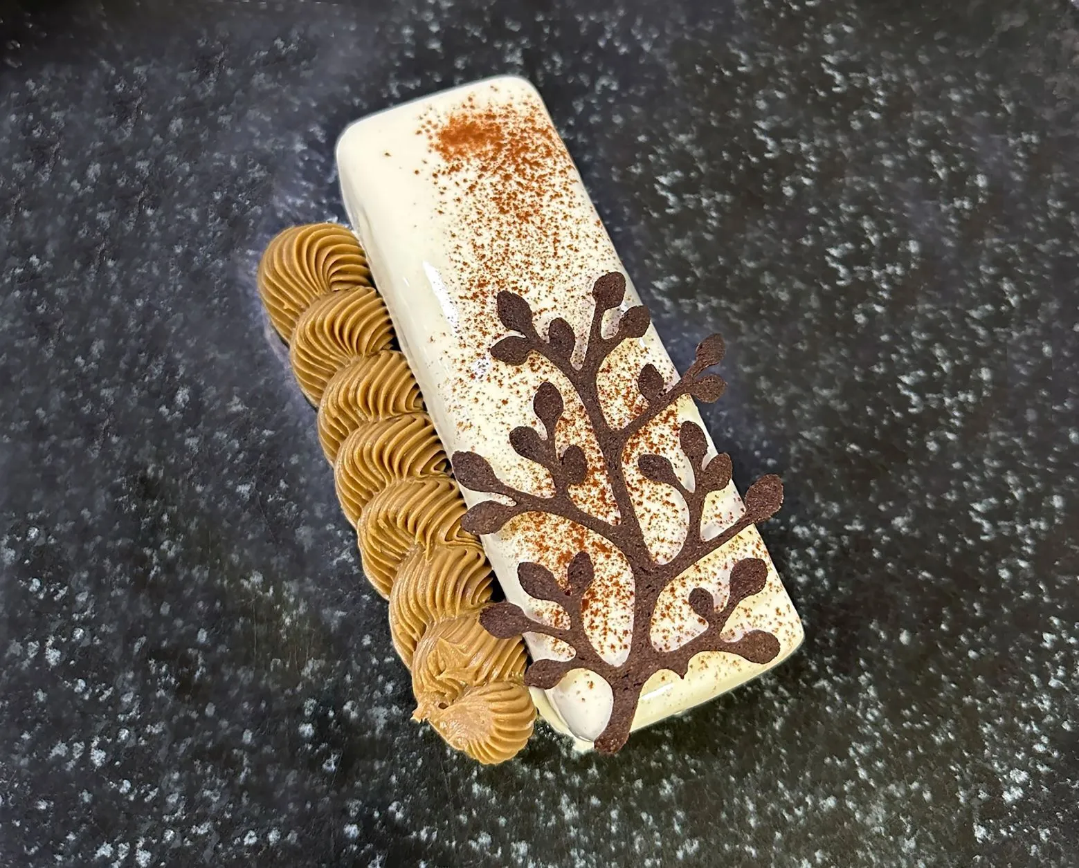 Tiramisù servido em forma de entremet com ganache de café