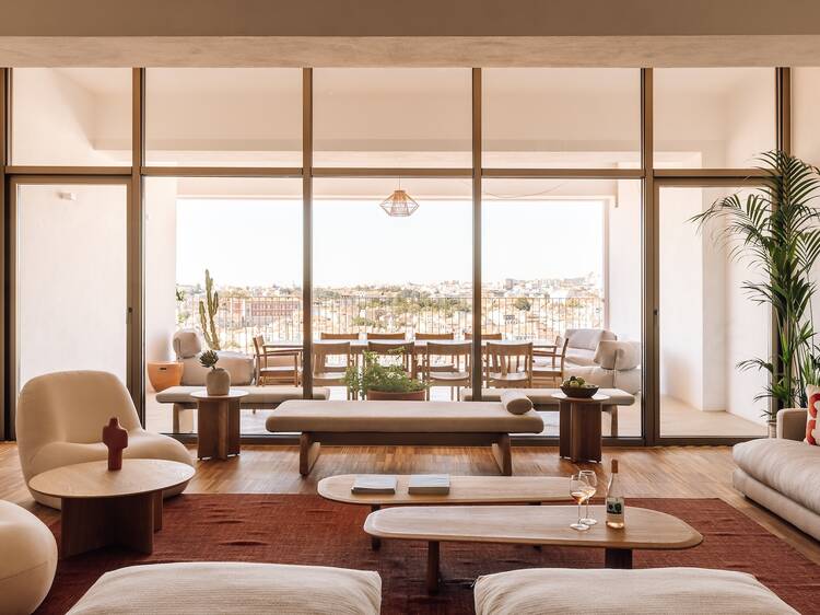 É um co-working? Um restaurante? Entrámos no Aethos Club Lisbon, onde a vista é de cortar a respiração