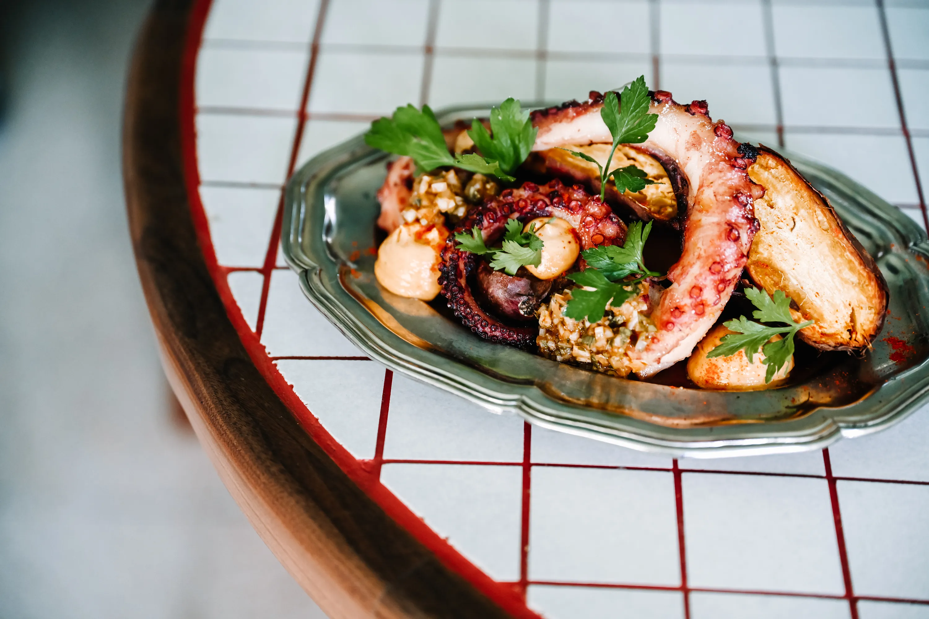 Polvo grelhado com batata doce e aioli de harissa no Gancho