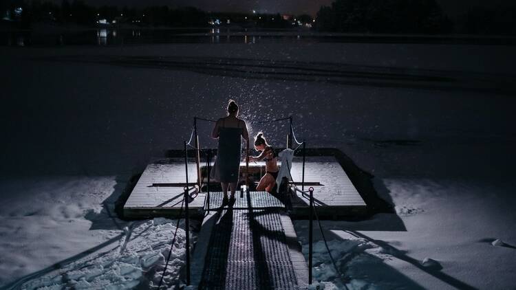 Plunge into the Kemijoki and enjoy a traditional sauna Plunge into the Kemijoki and enjoy a traditional sauna