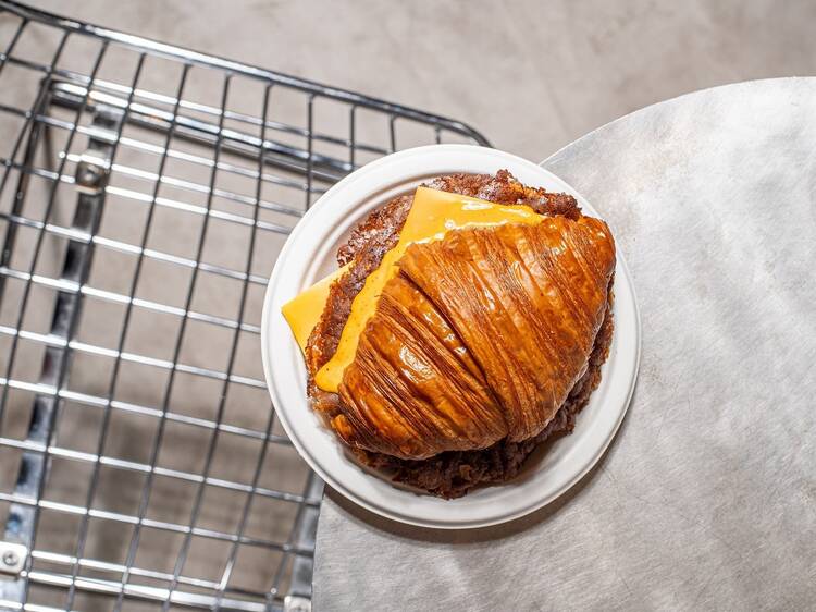 Acha que um smash burger não pode ficar melhor? Experimente pô-lo num croissant