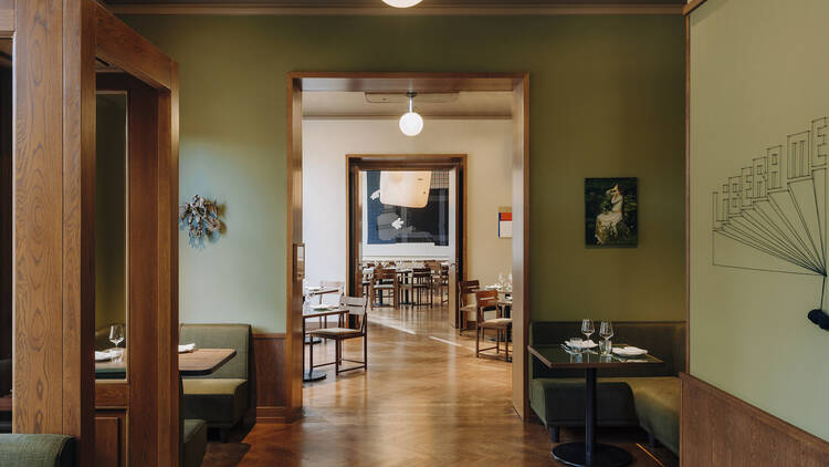 A shot of Restaurant Château Royal within the hotel in Berlin