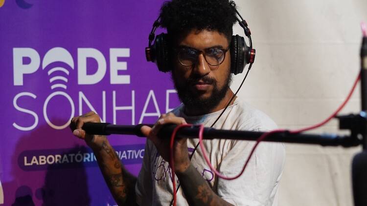 O resultado de um processo que durou seis meses com 40 jovens artistas de favelas e periferias do Rio