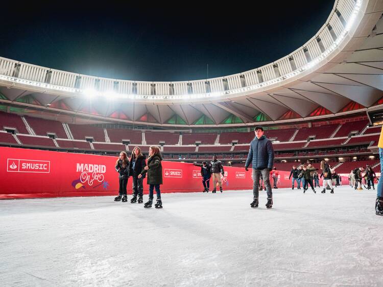 Una de las pistas de hielo más grandes de Europa vuelve a abrir en Madrid: así es el mejor plan familiar para estas navidades con espectáculos, talleres y zona gaming