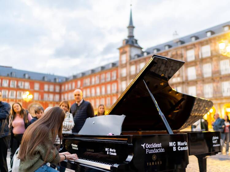 Pianos de cola llegan por sorpresa a estas 8 plazas: imita a Mozart o Beethoven en las calles de Madrid