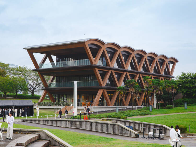 みなとみらいの海とビルを一望する複合施設「横浜ティンバーワーフ」がオープン