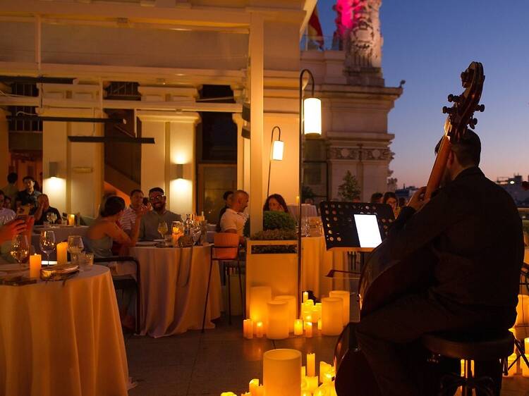 Halloween a la luz de las velas: así es esta mágica experiencia con música en directo y un menú único en el centro de Madrid