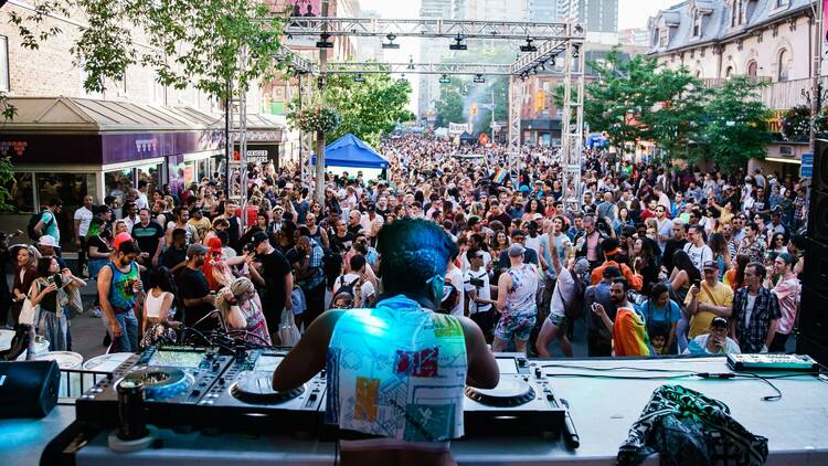 daytime party rave clubbing