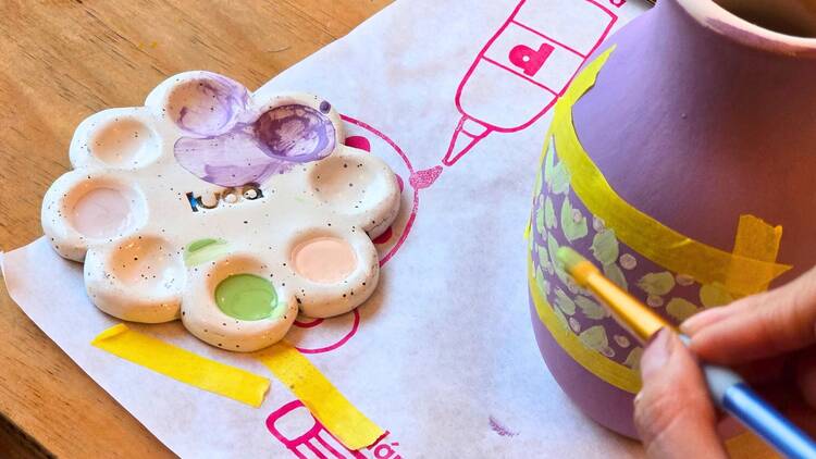 Pintando florero de cerámica en Luaa Estudio