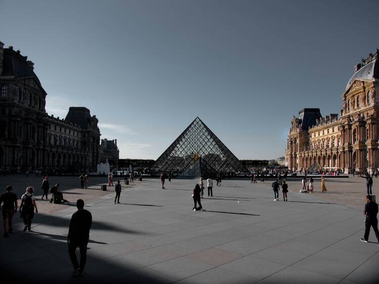Braquage au musée du Louvre : des bijoux dérobés, le musée fermé ce dimanche Braquage au musée du Louvre : des bijoux dérobés, le musée fermé ce dimanche
