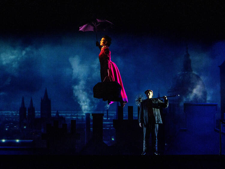 Maija Poppanen lentää sateenvarjon avulla Svenska Teaternin lavalla Maija Poppanen lentää sateenvarjon avulla Svenska Teaternin lavalla
