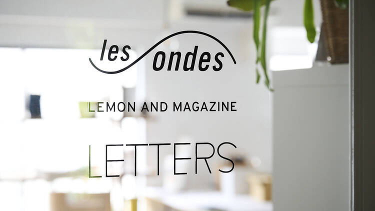 輸入雑貨と洋書と編集部が同一空間をシェア 輸入雑貨と洋書と編集部が同一空間をシェア