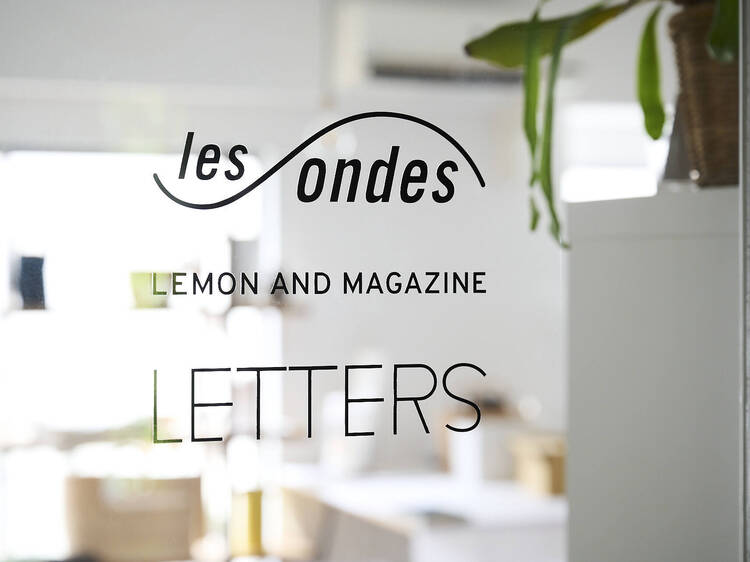 輸入雑貨と洋書と編集部が同一空間をシェア 輸入雑貨と洋書と編集部が同一空間をシェア