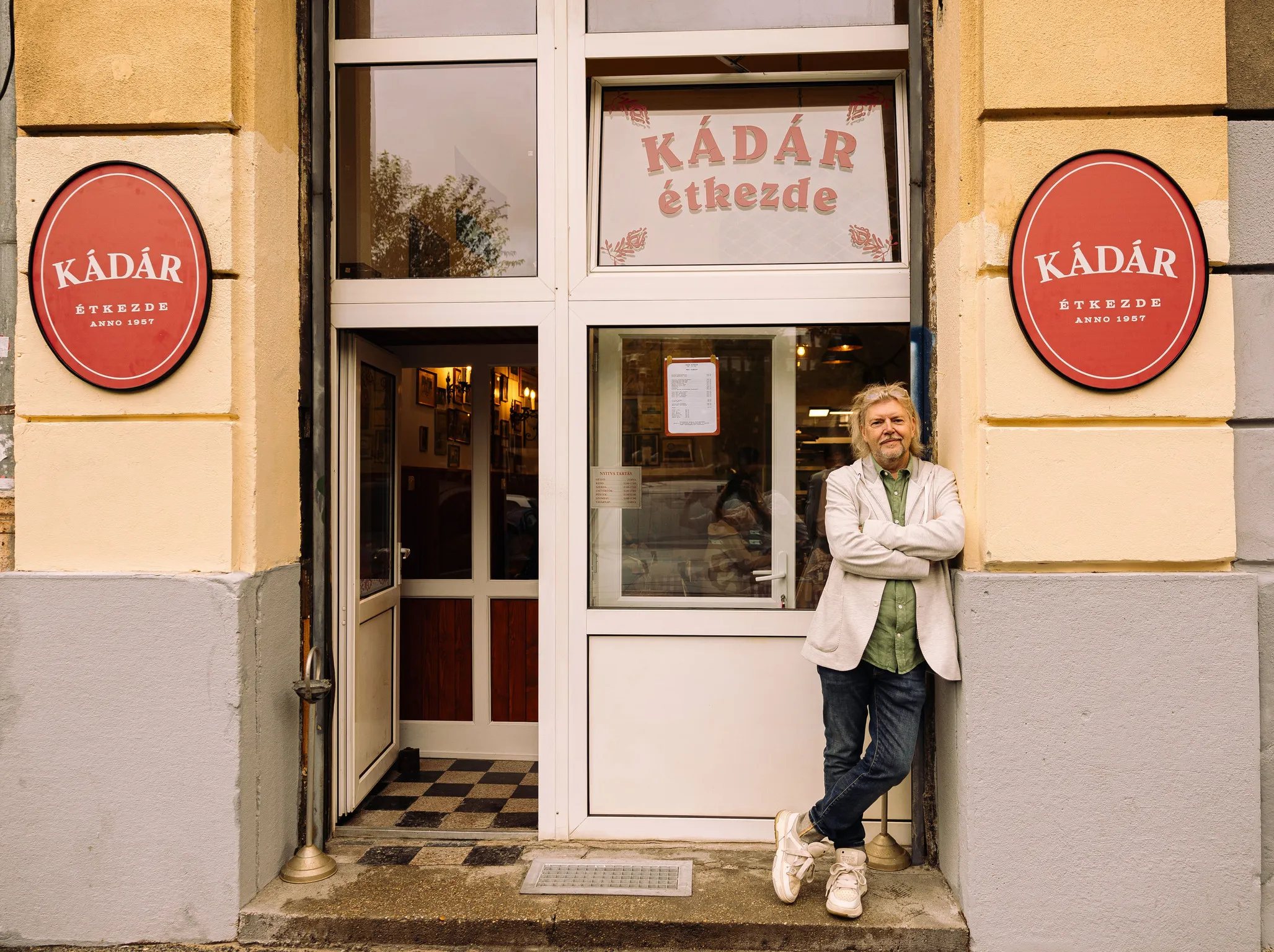 Gerendai Károly a Kádár Étkezde bejárata előtt