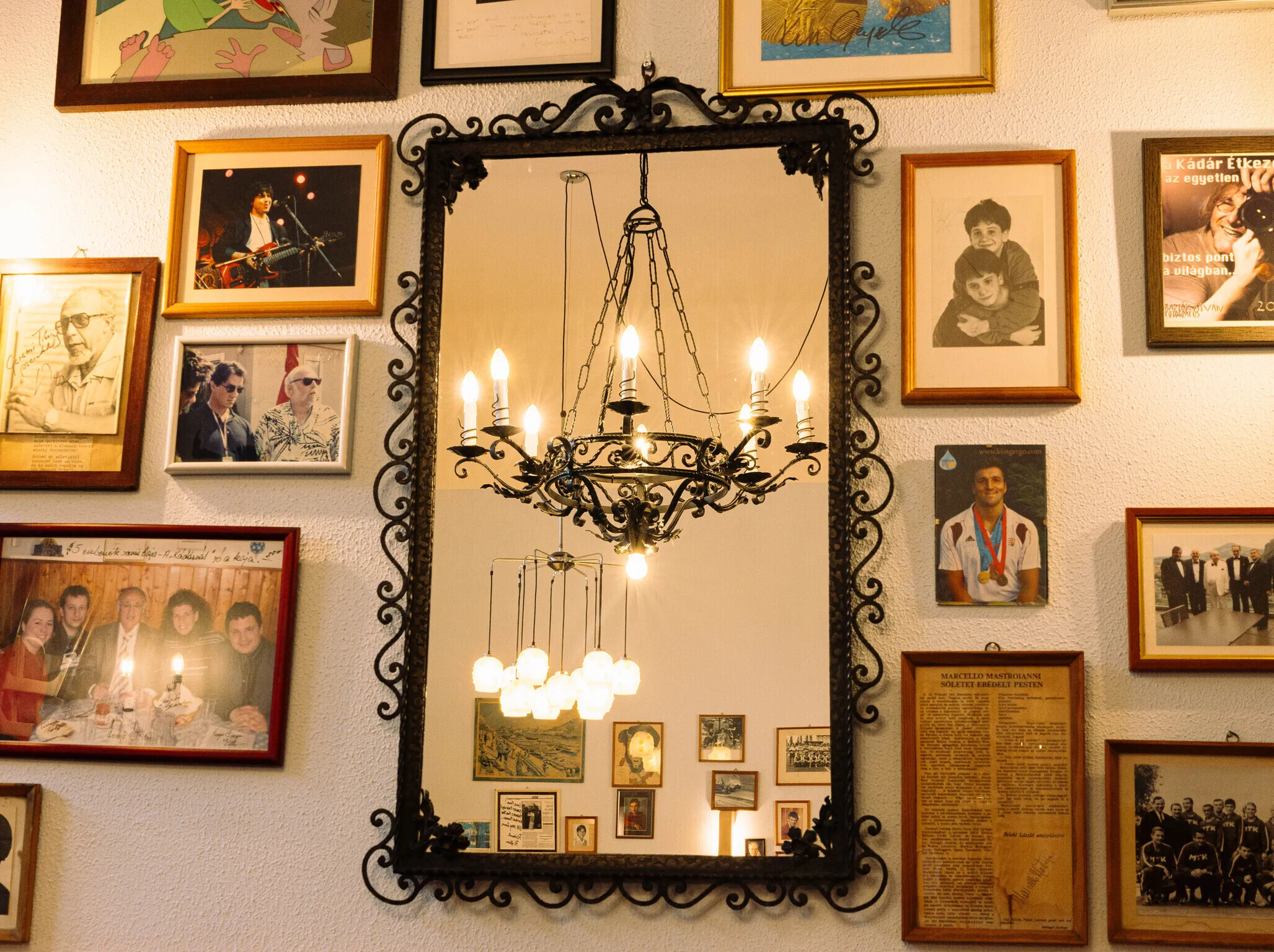 A Kádár Étkezde belső tere, falán fényképek, tükör és a csillár