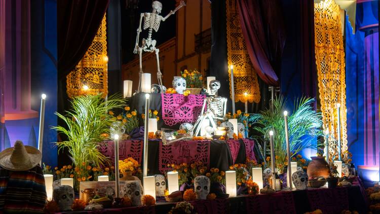 Un nuevo Altar de Muertos interactivo llega a Madrid: un homenaje a las abuelas en una pantalla de 3 metros