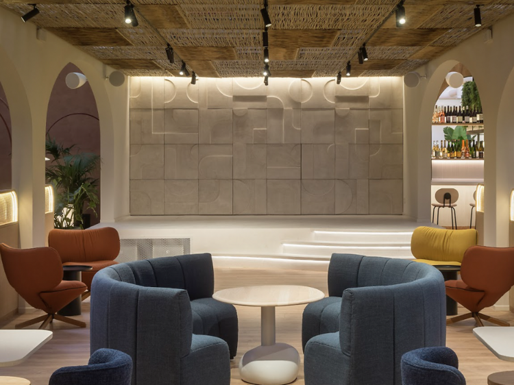 Este club privado de Barcelona se abre al público con una exposición de arte textil