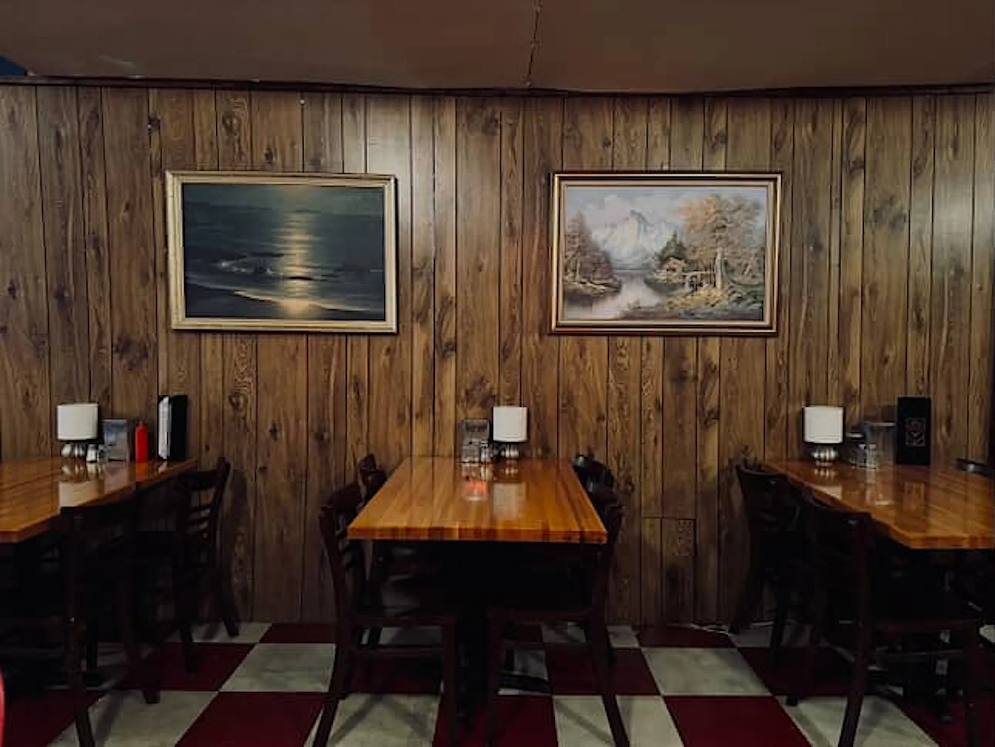 Weegee's Lounge transformed into Twin Peaks' Double R Diner.