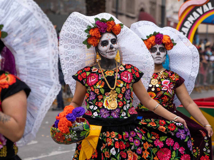 Clase masiva de baile con catrinas
