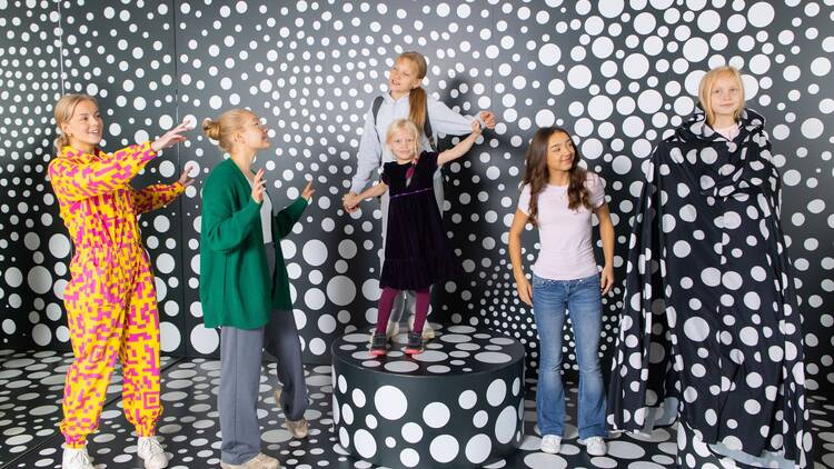 Pukeudu näkymättömyysviittaan Camouflage Wall -huoneessa Pukeudu näkymättömyysviittaan Camouflage Wall -huoneessa