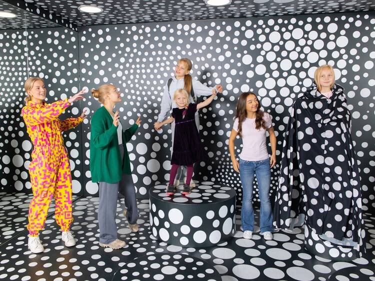 Pukeudu näkymättömyysviittaan Camouflage Wall -huoneessa Pukeudu näkymättömyysviittaan Camouflage Wall -huoneessa