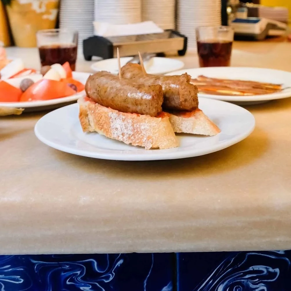 &iexcl;El montadito de butifarra del Bar La Plata tampoco es manco!