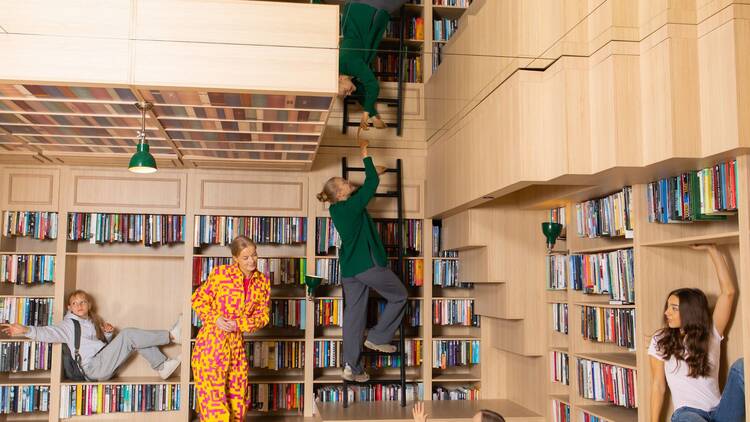 Lue kirjaa ylösalaisin Upside Down -huoneessa Lue kirjaa ylösalaisin Upside Down -huoneessa