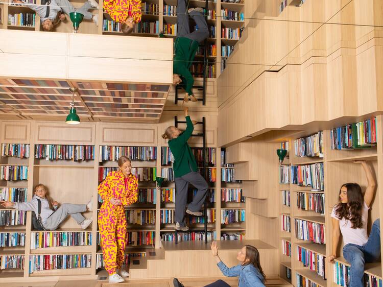 Lue kirjaa ylösalaisin Upside Down -huoneessa Lue kirjaa ylösalaisin Upside Down -huoneessa