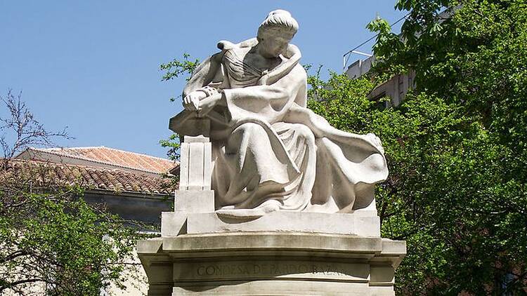 Escultura de Emilia Pardo Bazán, colindante con la Calles de las Negras
