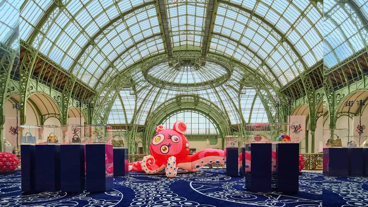 Takashi Murakami installe une pieuvre géante sous la verrière du Grand Palais pour Art Basel Paris