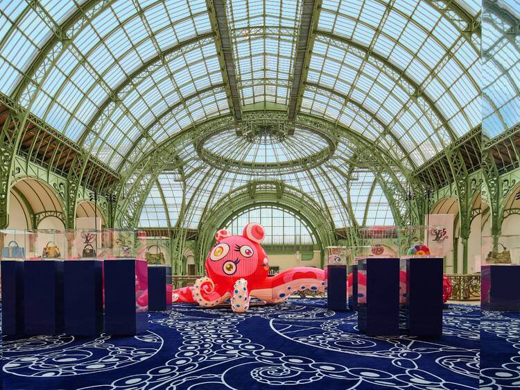Takashi Murakami installe une pieuvre géante sous la verrière du Grand Palais pour Art Basel Paris Takashi Murakami installe une pieuvre géante sous la verrière du Grand Palais pour Art Basel Paris