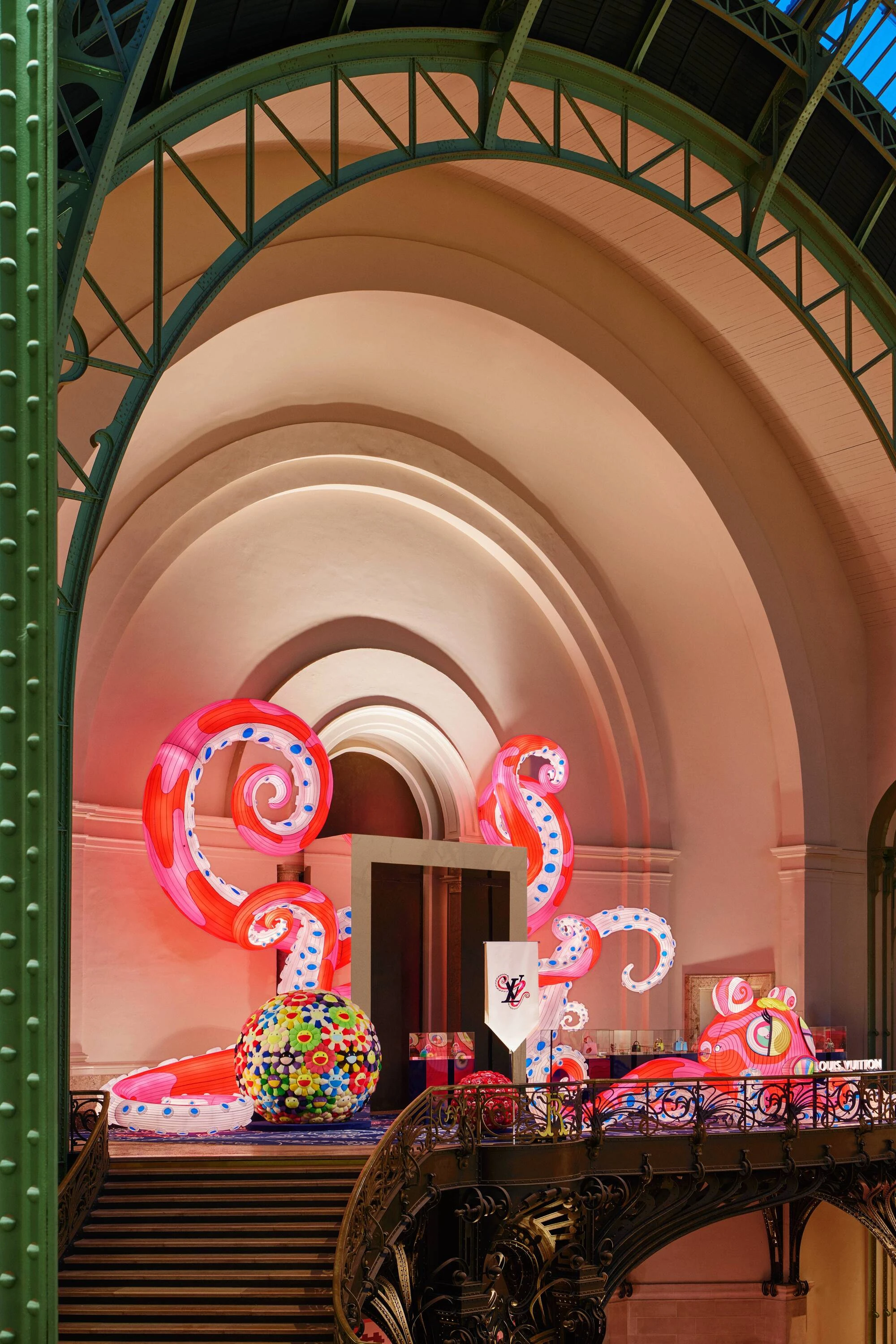 Takashi Murakami installe une pieuvre g&eacute;ante sous la verri&egrave;re du Grand Palais pour Art Basel Paris