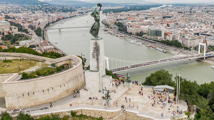 Légi felvétel a Citadelláról és a Gellért hegyről, kilátással Budapestre, az Erzsébet hídra és a Dunára