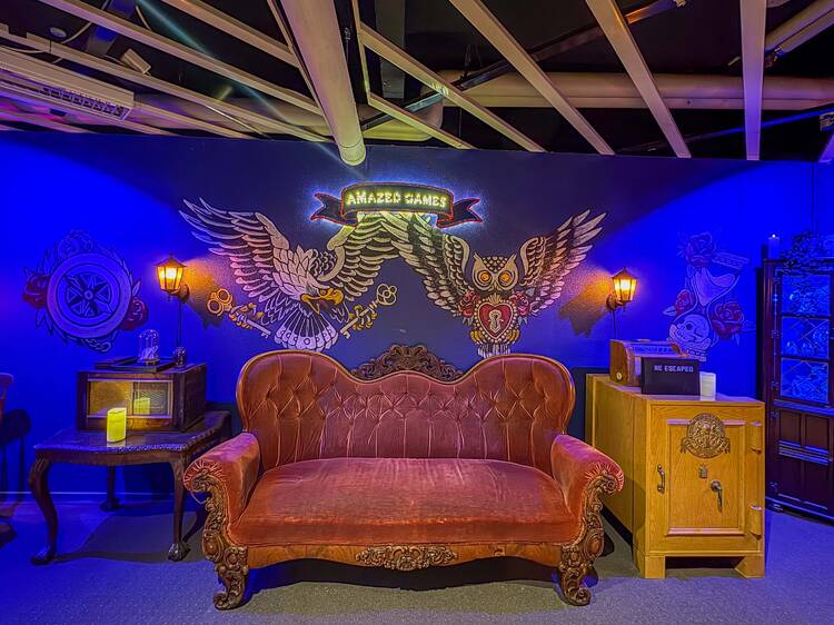 Komea sohva Amazed Games pakohuoneen aulatilassa  Komea sohva Amazed Games pakohuoneen aulatilassa