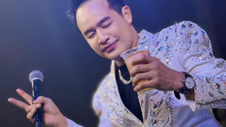 Groove out to the sounds of Eddie Talad Taek as you follow his cult fanclub through the doors of Tawandang.   Groove out to the sounds of Eddie Talad Taek as you follow his cult fanclub through the doors of Tawandang.