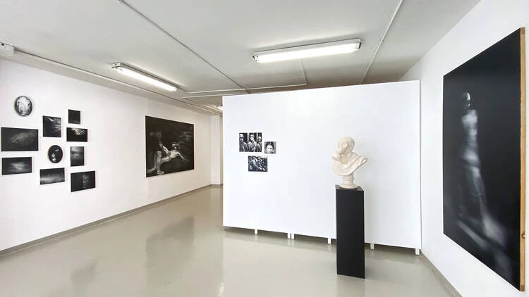 Galería La Gran. Vista de la exposición 'Oscuro es casi el mediodía' de Josep Tornero