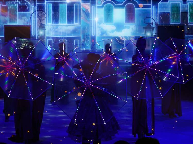 Por primera vez en Madrid aterriza este sorprendente espectáculo de luces que se adelanta a la Navidad con acrobacias imposibles, animales gigantes y una pantalla LED de 80 metros