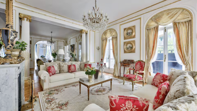 A Majorelle-blue house steps from the Arc de Triomphe A Majorelle-blue house steps from the Arc de Triomphe